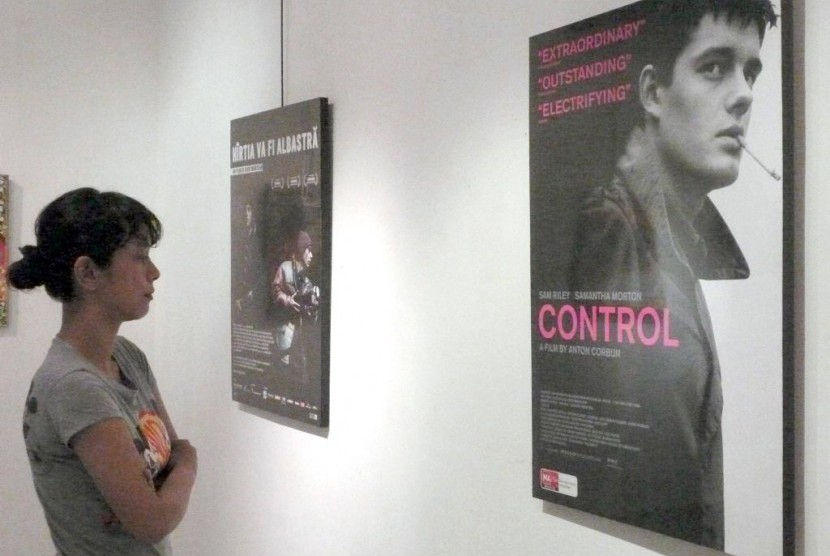 Seorang pengunjung mengamati sebuah poster Festival Film Eropa yang dipamerkandi Pusat Kebudayaan Prancis, Jakarta.
