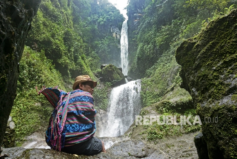 Seorang pengunjung menikmati keindahan air terjun Agal, Desa Marente, Alas, Sumbawa Besar, Sumbawa, NTB, Sabtu (28/1).