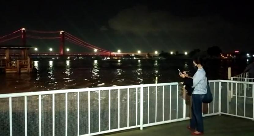 Seorang pengunjung menikmati pemandangan Jembatan Ampera yang membentang di Sungai Musi. Polisi menangkap dua pemalak wisatawan di Jembatan Ampera Palembang, Sumsel.