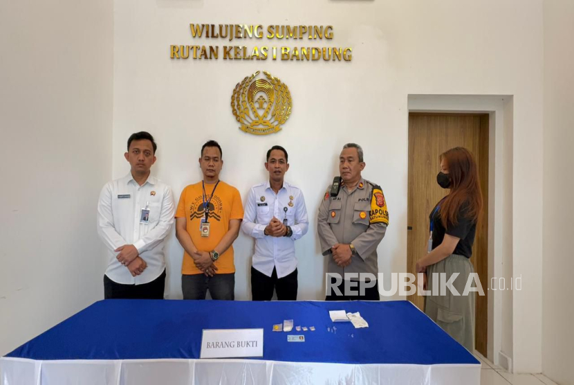 Seorang pengunjung perempuan Rutan Kelas I Bandung menyelundupkan narkotika jenis sabu dan psikotroprika jenis ekstasi pada kemaluannya, Rabu (26/11/2025) siang. Barang haram tersebut hendak diberikan kepada warga binaan. 