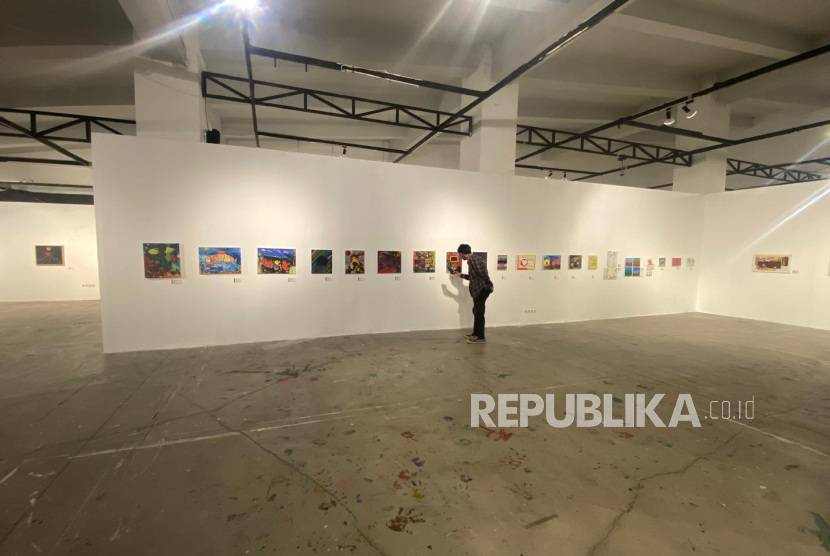 Seorang pengunjung tampak sedang melihat-lihat karya seni rupa para penyandang disabilitas pada event Suluh Sumurup Art Festival (SSAF) edisi ketiga bertema Jejer yang digelar di Taman Budaya Yogyakarta (TBY), Kamis (15/5/2025).
