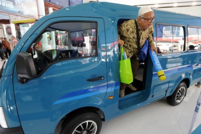 Seorang pengunjung turun dari mobil komersial produksi Tata Motors, Tata Super Ace 1400cc, di stan Tata Motors, di Indonesia International Motor Show (IIMS) 2013, di Jakarta, Selasa (24/9).