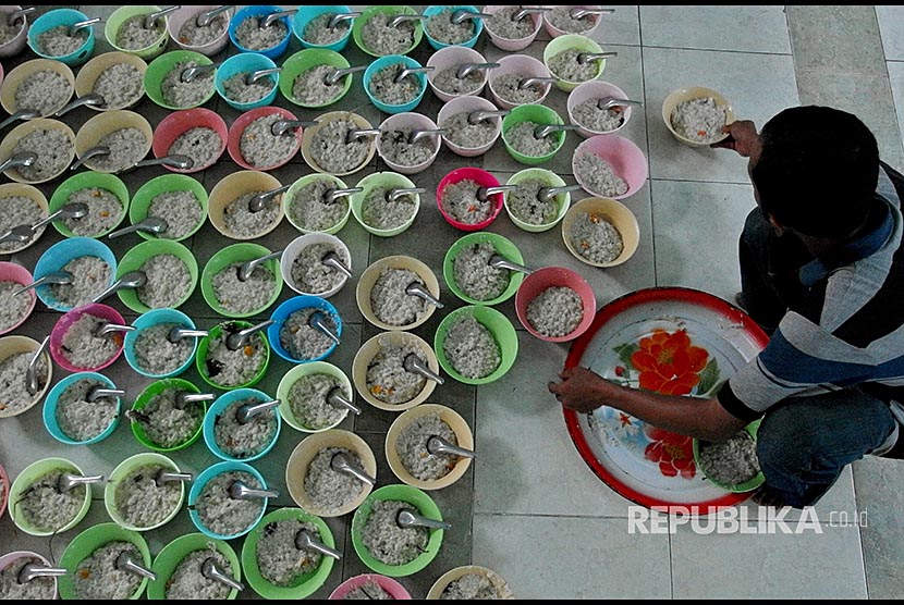 Seorang pengurus masjid menata sejumlah mangkuk bubur India untuk hidangan berbuka puasa, di Masjid Jami Pekojan Semarang, Jawa Tengah, Jumat (18/5). Pengurus masjid menyediakan sekitar 200 mangkuk bubur India setiap hari selama bulan Ramadan untuk menu berbuka puasa. 