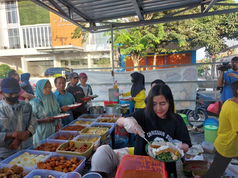 Seorang pengusaha perempuan asal Lamongan, Cindy Prasetya, menggelar program berbagi sarapan murah di Kota Lamongan.