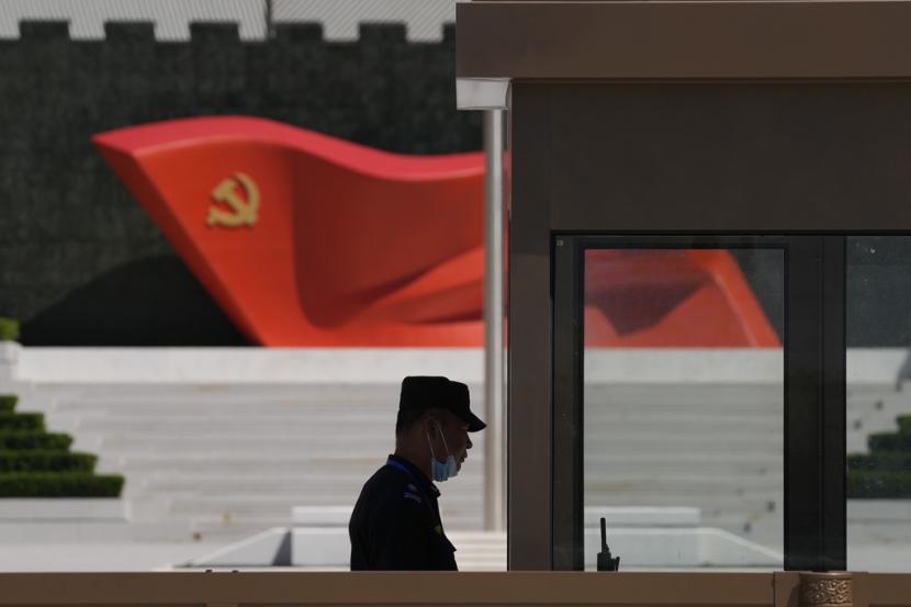Seorang penjaga keamanan berdiri di dekat patung bendera Partai Komunis China di Museum Partai Komunis China pada 26 Mei 2022 di Beijing. Kementerian Pertahanan Taiwan mengatakan mengatakan drone tempur baru Cina yang media Cina sebut bisa membawa senjata berat terbang mengitari Taiwan.