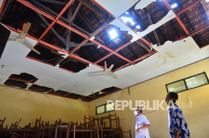 Seorang penjaga sekolah berdiri di dalam ruangan kelas yang atapnya rusak berat di SD 1 Terban, Jekulo, Kudus, Jawa Tengah, Rabu (15/9/2021). Sebanyak dua ruangan di sekolah itu bangunan atapnya roboh dan satu ruangan lainnya atapnya rusak berat sejak Januari 2021 karena rapuh. 