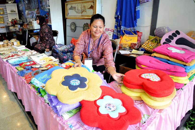 Seorang penjaga stand menata kerajinan hasil karya warga binaan pemasyarakatan (WBP) pada pameran produk unggulan Lapas seluruh Indonesia, di gedung Kementerian Perindustrian, Jakarta, Selasa (22/4).