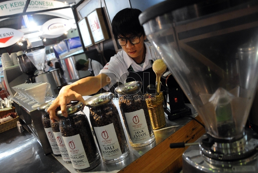 Seorang penjaga stand menunjukan koleksi kopi dari berbagai daerah di Indonesia saat Food and Hotel Indonesia.