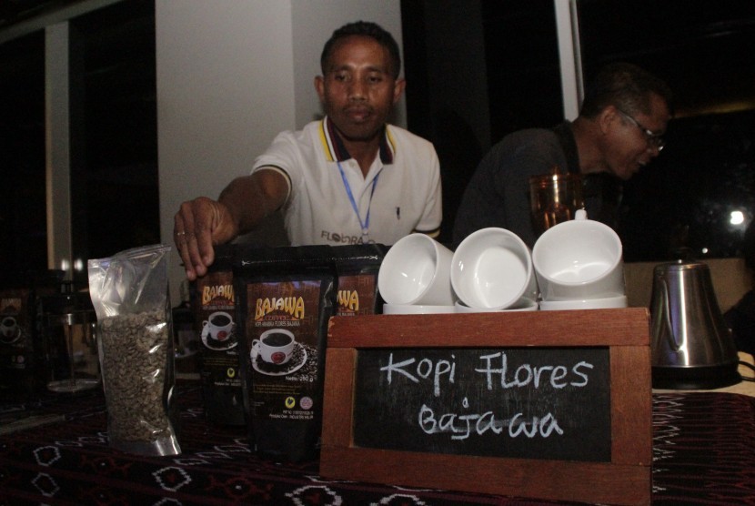 Seorang penjual Kopi Flores Bajawa merapikan kemasan kopi yang dipajang dalam acara Festival Kopi NTT yang digelar oleh Aston Hotel Kupang di Kupang, NTT Sabtu, (30/3/2019) malam.