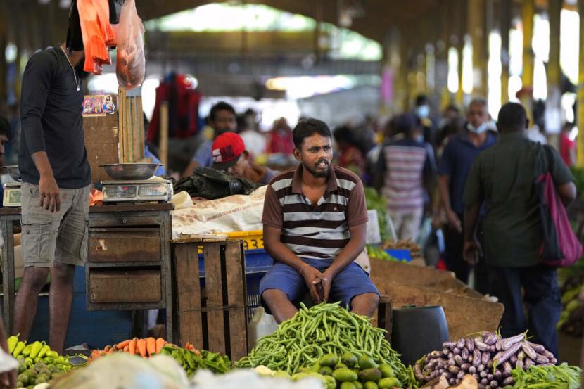 Seorang penjual menunggu pelanggan di pasar sayur di Kolombo, Sri Lanka, Jumat, 10 Juni 2022. Dana Moneter Internasional mengatakan Kamis, 1 September 2022, telah mencapai kesepakatan tingkat staf dengan Sri Lanka untuk menyediakan $ 2,9 miliar selama empat tahun untuk membantu menyelamatkan negara dari krisis ekonomi terburuk dalam ingatan baru-baru ini.