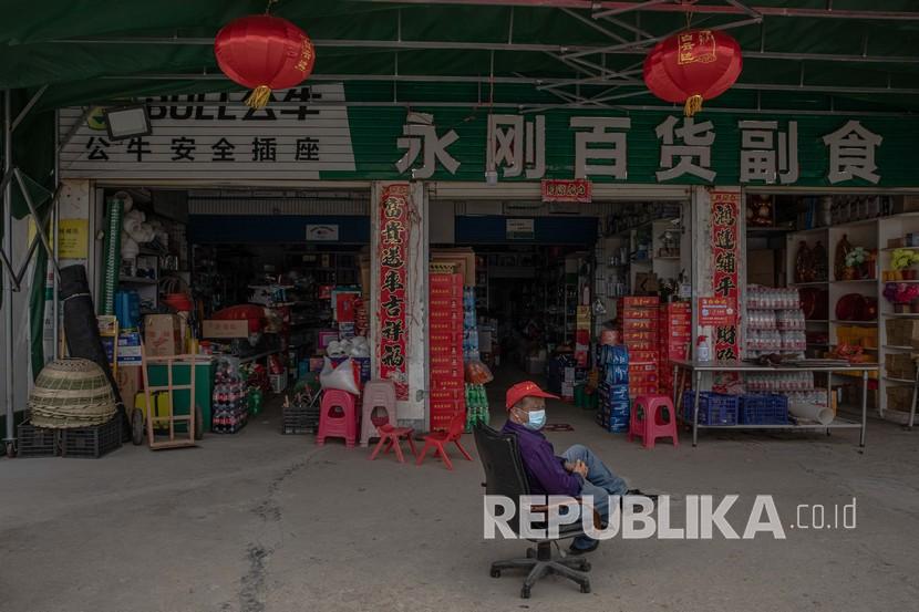  Seorang penjual menunggu pelanggan di sebelah toko di wilayah pedesaan Wuhan, Cina, Selasa (14/4). Sebagian besar penduduk desa di daerah pedesaan Wuhan kembali bekerja di ladang setelah dicabutnya lockdown . Wuhan yang merupakan pusat penyebaran wabah koronavirus, telah mencabut lockdown pada 08 April 2020. 