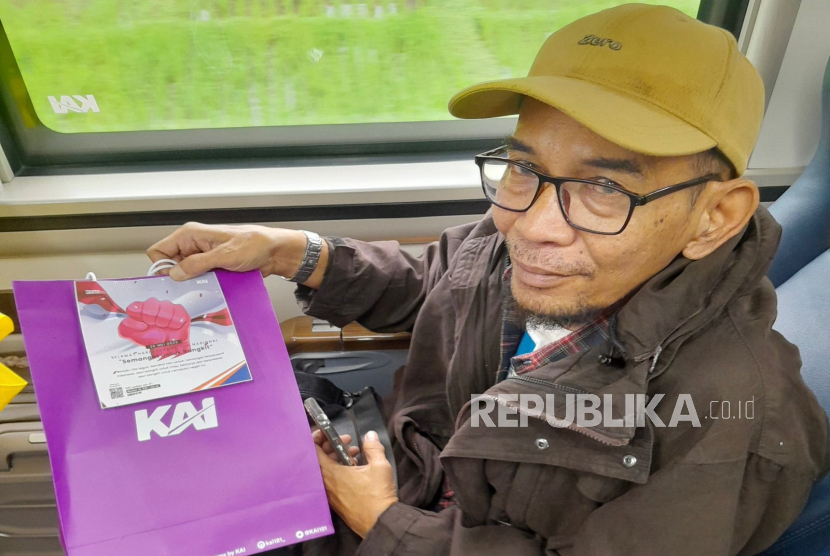 Seorang penumpang KA Taksaka memperoleh merchandise eksklusif dari KAI Daop 6 yang menggelar kegiatan apresiasi pelanggan untuk memperingati Hari Kebangkitan Nasional 20 Mei 2025 lalu.