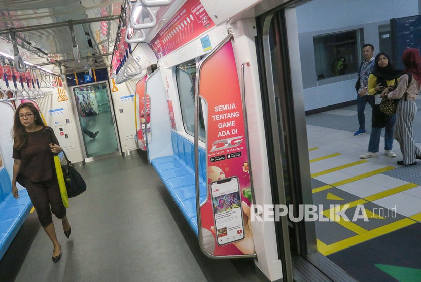 Seorang penumpang berada di dalam kereta Mass Rapid Transit (MRT) di Stasiun Dukuh Atas, Jakarta, Jumat (6/12/2019).