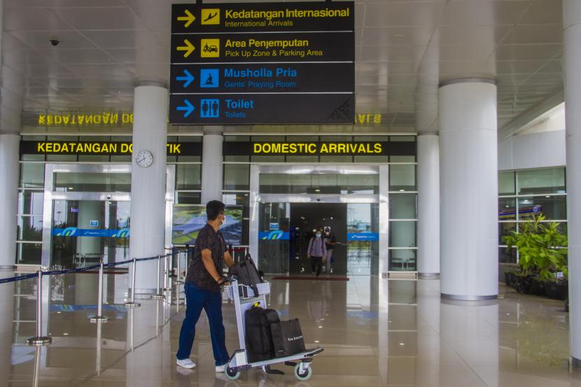 Seorang penumpang keluar dari terminal kedatangan Bandara Internasional Syamsudin Noor, Banjarbaru, Kalimantan Selatan, Kamis (22/4/2021). 