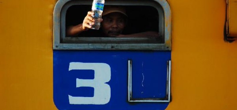 Seorang penumpang kereta ketika kembali ke Jakarta.