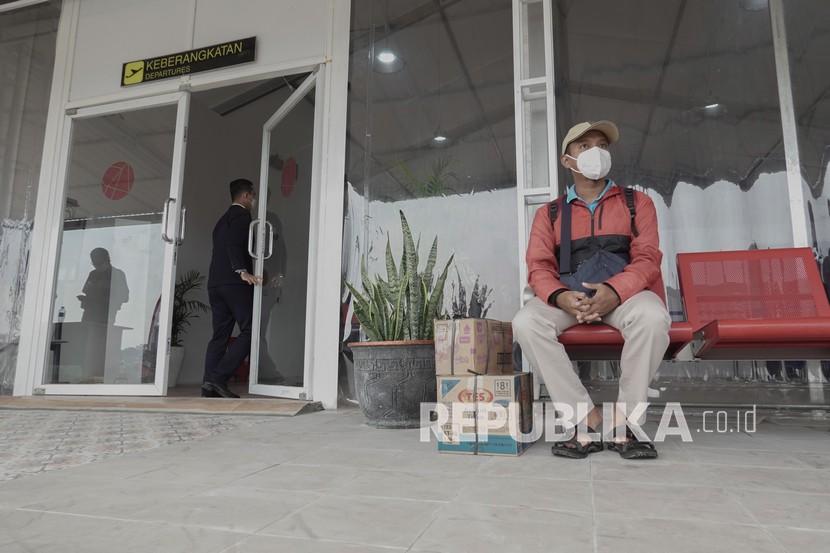 Seorang penumpang menunggu di depan pintu terminal keberangkatan Bandara Jenderal Besar Soedirman (JBS), Purbalingga, Jawa Tengah. Bandara tersebut dinilai ikut meningkatkan trafik penerbangan di jalur selatan Jawa.