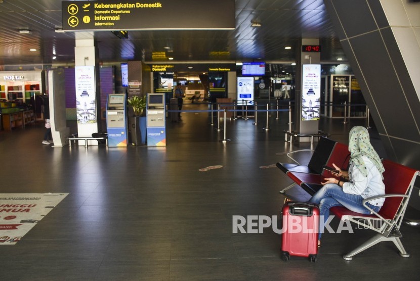 Seorang penumpang menunggu keberangkatan pesawat di Bandara Husein Sastranegara, Kota Bandung, Senin (1/7).
