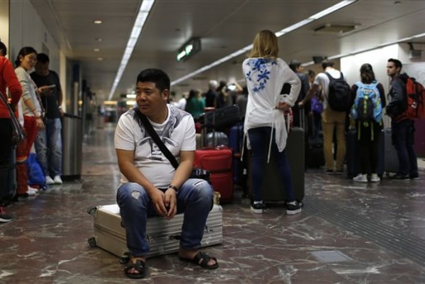 Seorang penumpang menunggu kereta di stasiun kereta Barcelona Sants di Madrid, Spanyol, Kamis (8/10). Kabel serat optik dicuri dari rel kereta ekspres AVE dan mempengaruhi 7.000 penumpang.