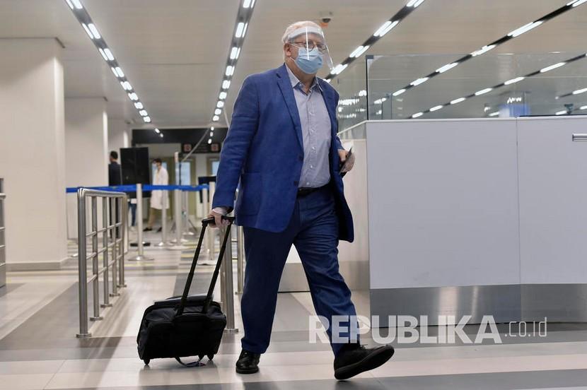 Seorang penumpang tiba di bandara internasional Rafic Hariri saat pembukaan kembali di Beirut, Lebanon, 1 Juli 2020. Bandara internasional Rafic Hariri telah ditutup selama beberapa bulan karena pandemi penyakit Covid-19 yang sedang berlangsung. Bandara ini akan beroperasi pada kapasitas 10 persen, yang diharapkan dapat mendatangkan sekitar 2.000 wisatawan per hari.