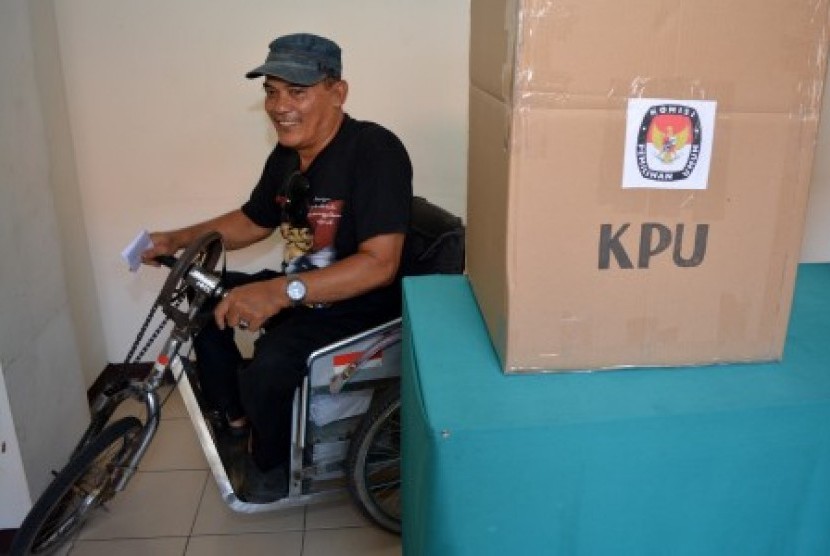 Seorang penyandang disabilitas mengikuti simulasi pemilihan dan sosialisasi Pilkada di Badan Koordinasi Kegiatan Kesejahteraan Sosial (BKKKS) Surabaya, Jawa Timur, Ahad  (22/11).