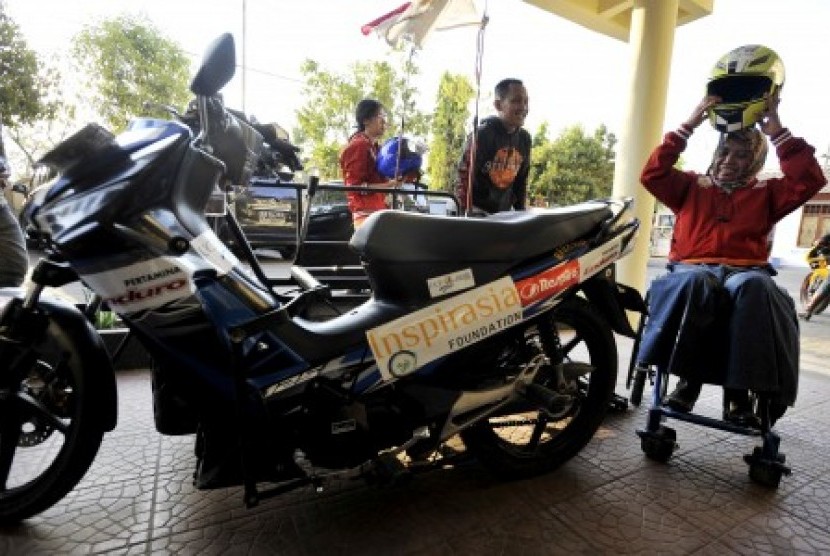 Seorang penyandang disabilitas Sri Lestari (42), tiba di Kantor Dinas Sosial Sulsel di Makassar, Sulawesi Selatan, Senin (12/10)