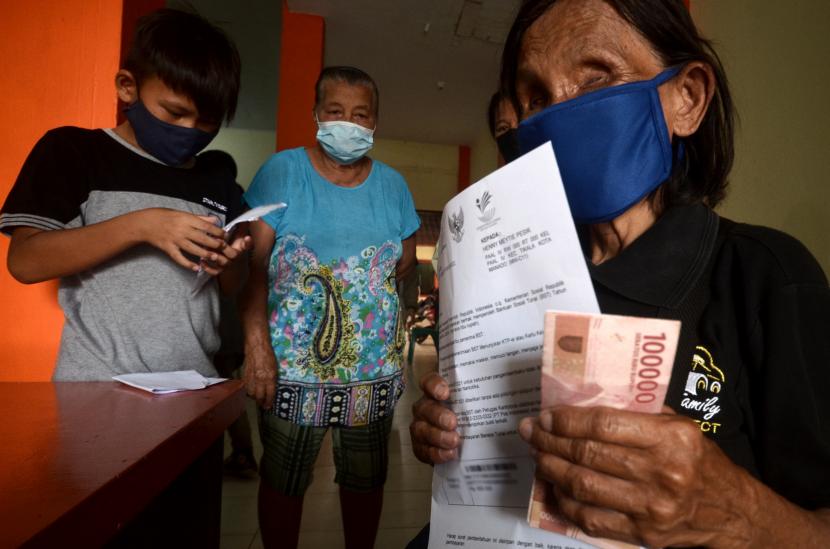 Seorang penyandang tuna netra usai menerima BST di Kantor Pos, Manado, Sulawesi Utara (ilustrasi).