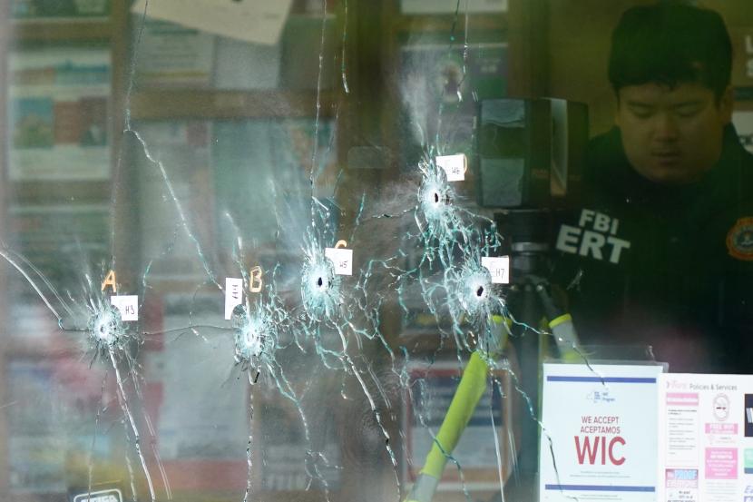 Seorang penyelidik bekerja di lokasi penembakan di sebuah supermarket, di Buffalo, N.Y., Senin, 16 Mei 2022.