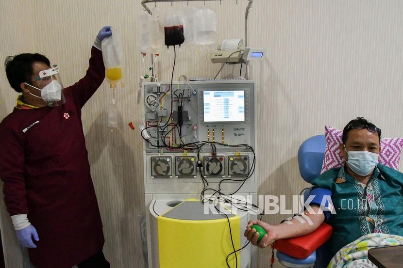 Seorang penyintas COVID-19 mendonorkan plasma konvalesennya di PMI Bekasi, Jawa Barat, Kamis (11/2/2021). Pemerintah setempat membuka layanan donor plasma konvalesen untuk enam orang setiap harinya dalam membantu pasien COVID-19 yang masih dalam perawatan. 