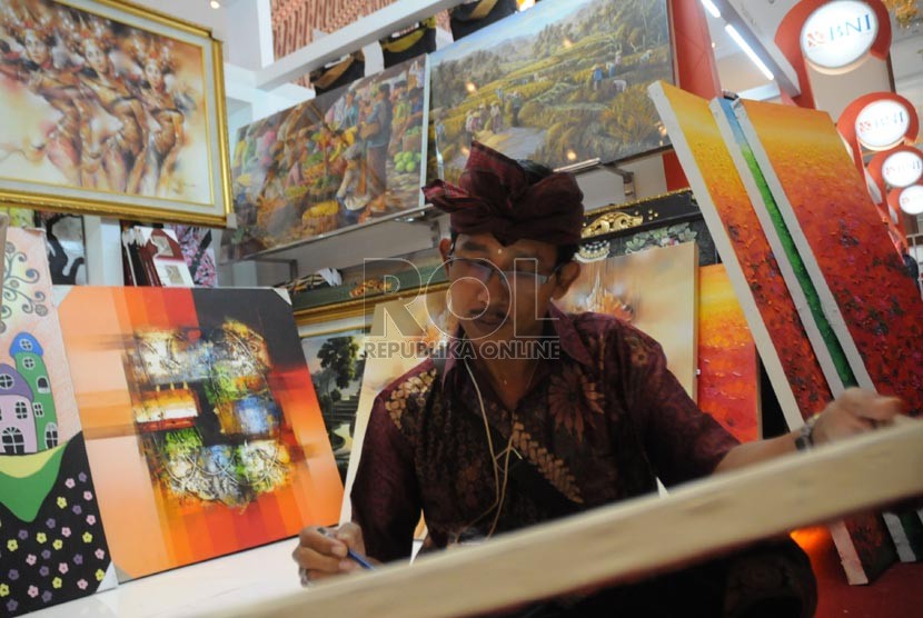  Seorang perajin membuat lukisan khas Bali dalam pameran kerajinan Inacraft 2013 di Jakarta Convention Center (JCC), Jakarta, Rabu (24/4).  (Republika/Aditya Pradana Putra)