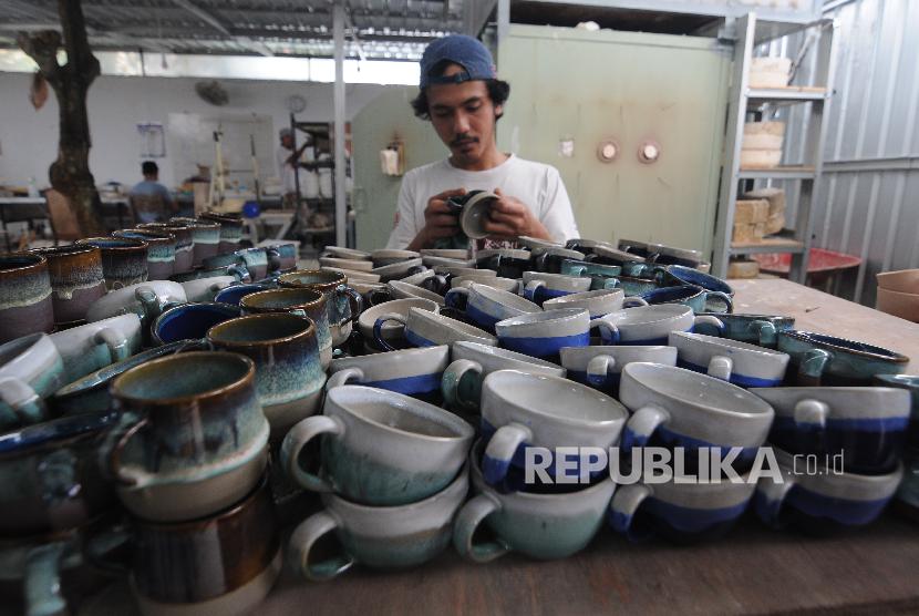 Seorang perajin menghaluskan cangkir keramik yang telah jadi di Sidorejo, Salatiga, Jawa Tengah, Selasa (18/2). DPR mengingatkan pemerintah untuk berhati-hati dalam menerapkan penurunan harga gas menjadi 6 dolar AS per MMBTU. Hal itu mengingat kondisi perekonomian sedang mengalami perlambatan.