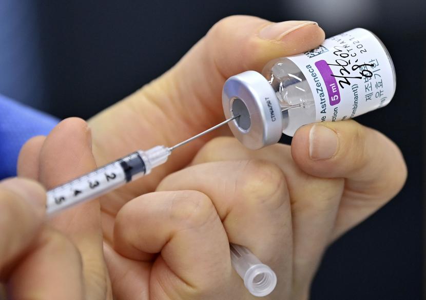 Seorang perawat bersiap untuk memberikan dosis vaksin AstraZeneca. Komite Penasihat Nasional Kanada untuk Imunisasi pada Senin (1/3) merilis pedoman baru yang menyarankan orang yang berusia 65 tahun ke atas tidak disuntik vaksin Covid-19 AstraZeneca. 