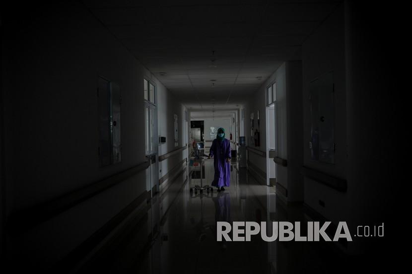 Seorang perawat membawa alat pemeriksa tanda-tanda vital pasien menuju kamar pasien Demam Berdarah Dengue (DBD) di Rumah Sakit Khusus Ibu dan Anak (RSKIA) Bandung, Jawa Barat, Senin (13/7/2020). Kementerian Kesehatan mencatat kasus DBD di Indonesia hingga Juli 2020 mencapai 71.633 kasus, dan Jawa Barat menjadi provinsi dengan kasus terbanyak yang mencapai 10.772 kasus.