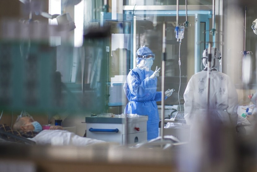 Seorang perawat memeriksa kondisi pasien corona di sebuah rumah sakit. Pasien positif Corona di Batam mengaku baru saja lakukan perjalanan ke DKI Jakarta