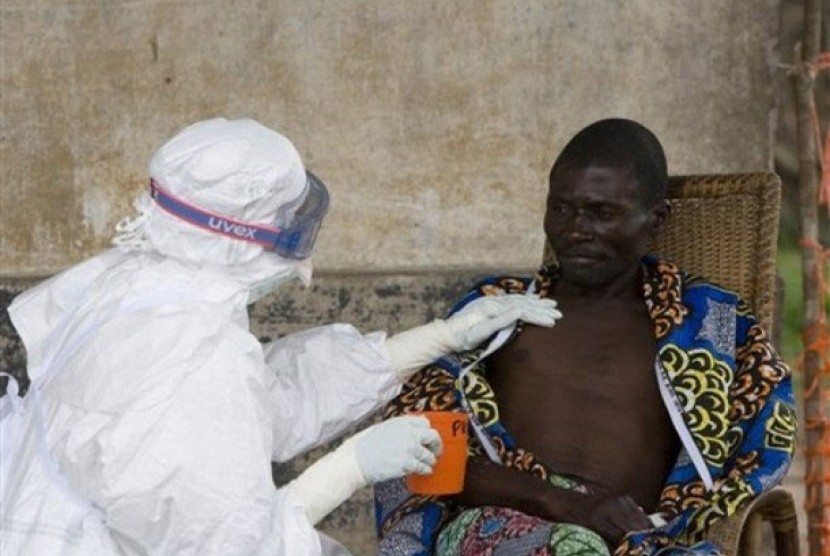 Seorang perawat memeriksa pasien yang diduga terinfeksi virus Ebola. Pasien Ebola kabur saat dua hari lagi Kongo akan nyatakan berakhirnya epidemi Ebola. Ilustrasi.