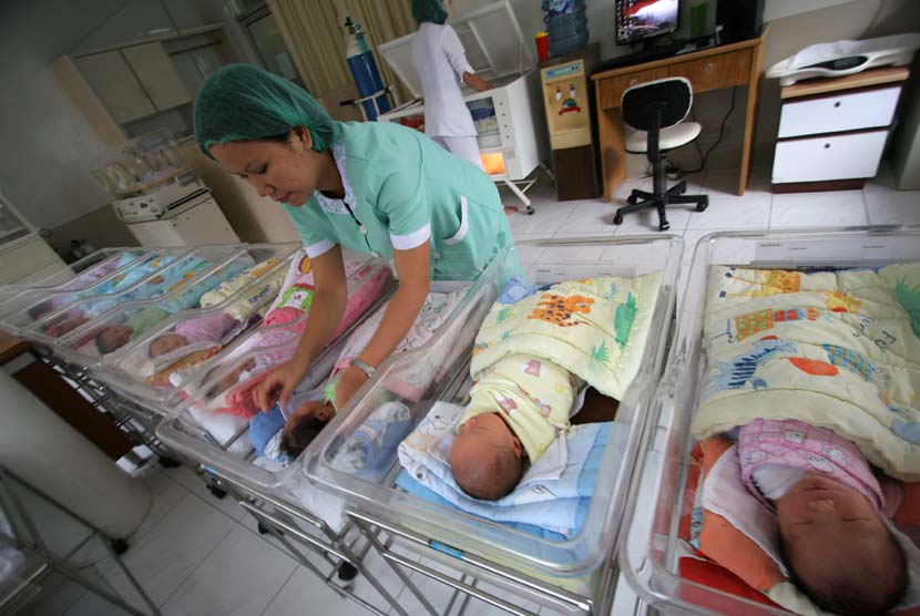  Seorang perawat memeriksa sejumlah bayi yang baru dilahirkan pada tanggal 12 Desember 2012 di ruang perawatan bayi Rumah Sakit Ibu dan Anak Rosiva Medan, Sumut, Rabu (12/12). (/Septianda Perdana)