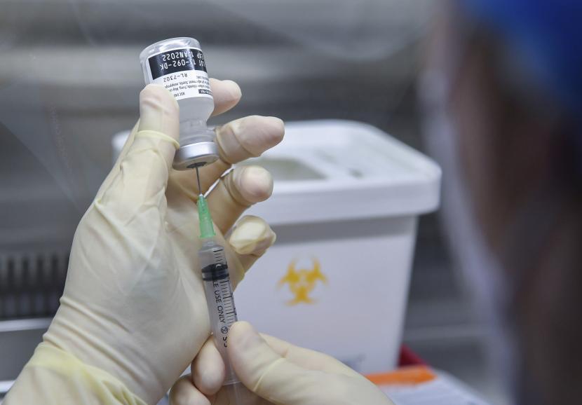  Seorang perawat mengisi jarum suntik dengan vaksin Pfizer BioNTech.