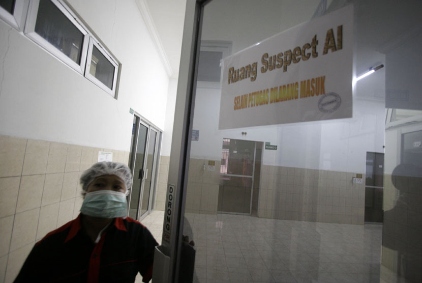   Seorang perawat menutup pintu ruang isolasi pasien Suspect MERS-Cov, di RSUP H Adam Malik Medan, Sumut, Selasa (6/5). (Antara/Septianda Perdana)