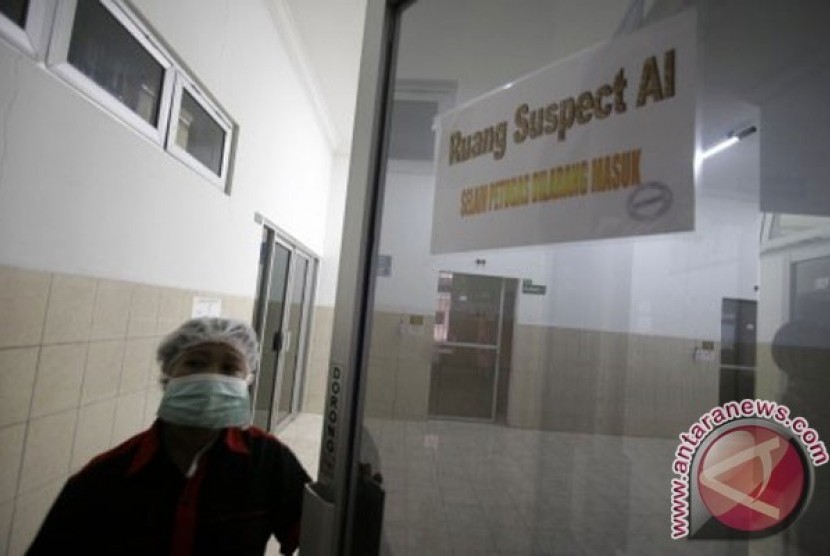 Seorang perawat menutup pintu ruang isolasi pasien Suspect MERS-Cov, di RSUP H Adam Malik Medan, Sumut, Selasa (6/5).