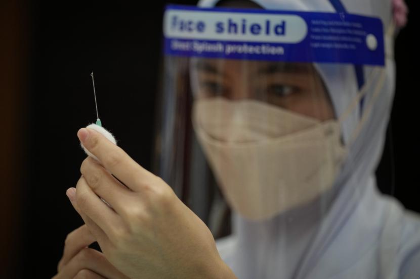 Seorang Perawat menyiapkan dosis vaksin Pfizer terhadap penyakit virus corona (COVID-19) untuk siswa sekolah menengah di pusat vaksin di Shah Alam, Malaysia, Senin, 20 September 2021. Malaysia Terima 500 Ribu Dosis Vaksin Covid-19 dari UAE