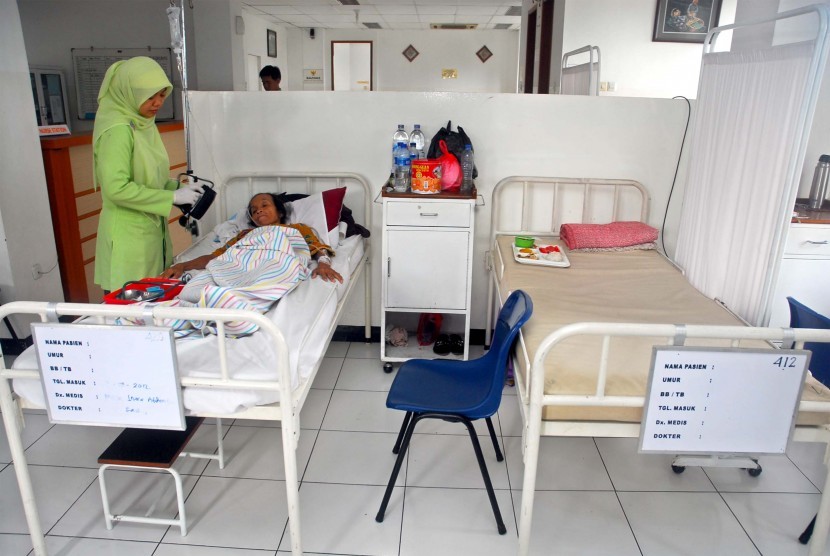 Seorang perawat tengah memeriksa seorang pasien yang kurang mampu di Rumah Sehat Masjid Agung Sunda Kelapa, jakarta, Senin (2/4). (Republika/Agung Supriyanto)