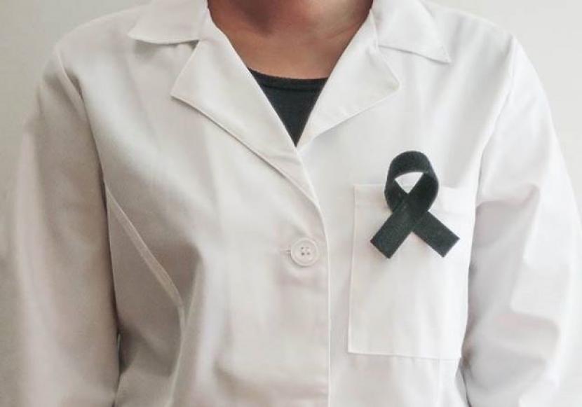 Seorang perawat yang baru bekerja hari pertama sebagai nakes ruang Covid-19 di Semen Padang Hospital meninggal dunia.