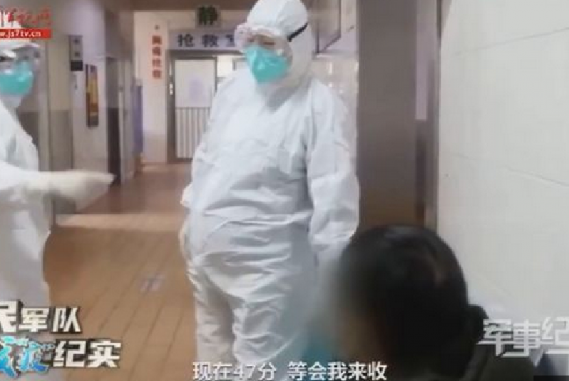 Seorang perawat yang tengah hamil tua terlihat memakai pakaian pelindung dalam rekaman video stasiun TV milik pemerintah China. Perawat itu disebut melayani pasien corona.