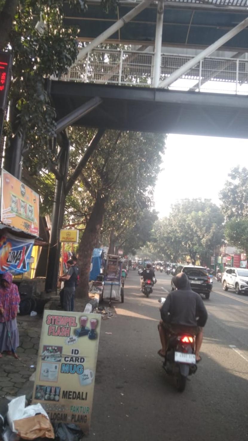 Seorang perempuan berinisial SS (40 tahun) nekat melakukan percobaan bunuh diri dengan cara melompat di jembatan penyeberangan orang (JPO) Jalan Phh Mustopa, Kota Bandung, Rabu (10/7/2024) sekitar pukul 05.40 WIB. 