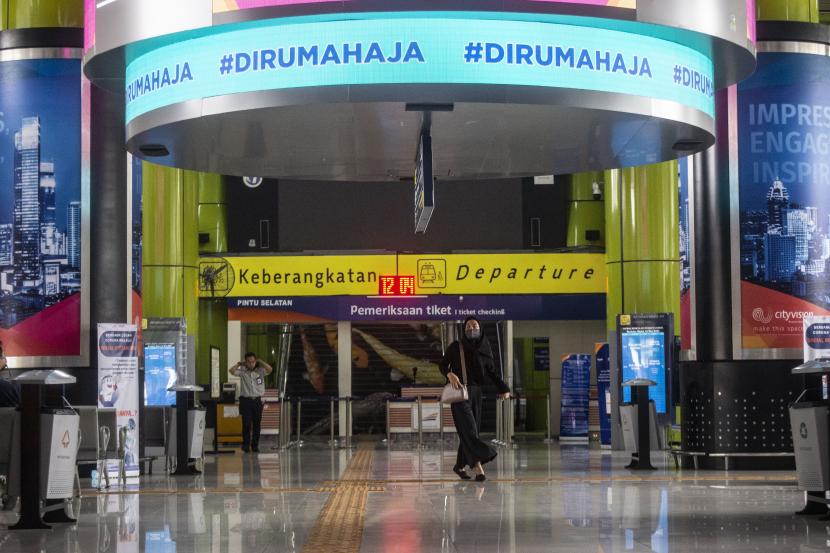 Stasiun Gambir, Jakarta. Sebanyak 5 orang yang tidak membawa Surat Izin Keluar Masuk (SIKM) terjaring dalam operasi SIKM yang dilakukan oleh petugas keamanan Pemerintah Kota Jakarta Pusat di Stasiun Gambir. 