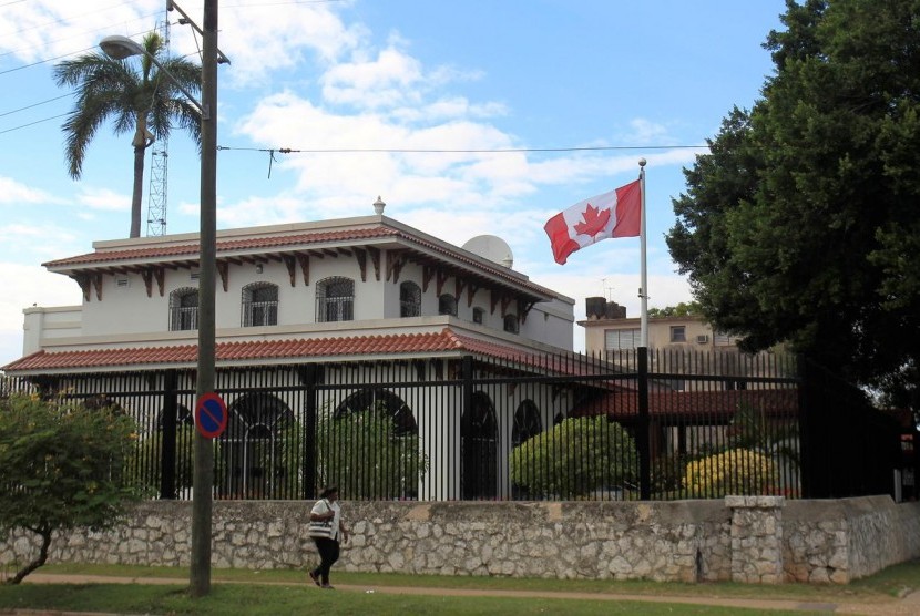 Seorang perempuan berjalan di depan Kedutaan Besar Kanada di Havana, Kuba, 30 Januari 2019.  