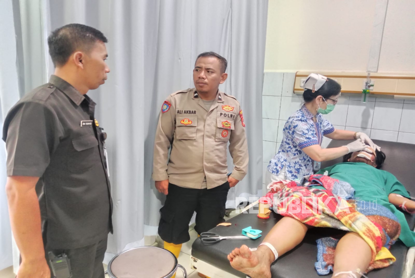Seorang perempuan di Kabupaten Kuningan menjadi korban pembacokan yang dilakukan oleh mantan suaminya. Pelaku yang cemburu karena korban didekati pria lain akhirnya berhasil ditangkap polisi. 
