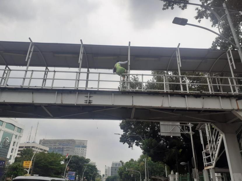Seorang perempuan hamil berinsial RH (23 tahun) asal Jepara, Jawa Tengah, mencoba bunuh diri dengan melompat dari JPO di depan Stasiun Gambir, Jakarta Pusat, pada Selasa (27/10) siang.  RH, yang sedang hamil empat bulan, diduga nekat bunuh diri lantaran stres ditinggal suami 