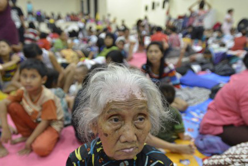Seorang perempuan lansia korban banjir mengungsi di Gelanggang Olahraga Otista, Jakarta Timur, Sabtu (18/1). Berdasarkan data Badan Nasional Penanggulangan Bencana (BNPB) Daerah DKI Jakarta hingga Sabtu (18/1), sebanyak 25.332 jiwa terdampak banjir, sement