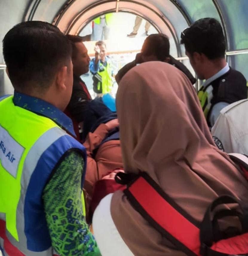Seorang perempuan melahirkan bayi dengan selamat pada saat perjalanannya dari Jakarta menuju Surabaya di atas pesawat Pelita Air pada Selasa beberapa waktu lalu.