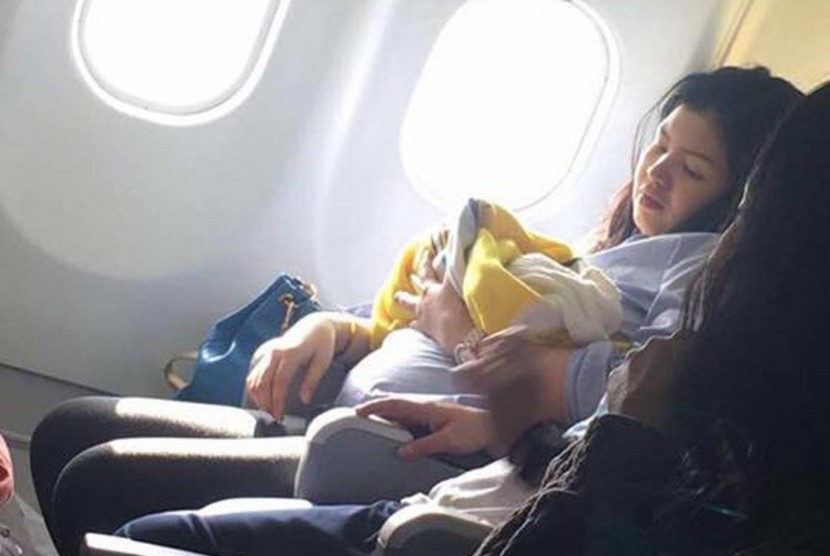 Seorang perempuan melahirkan bayinya di atas pesawat